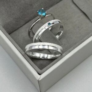 ALIANÇA 3MM (C/ PEDRA CENTRAL AZUL BEBÊ)