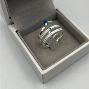 ALIANÇA 2MM C/ FRISO CENTRAL E PEDRA AZUL BEBÊ | PRATA 950